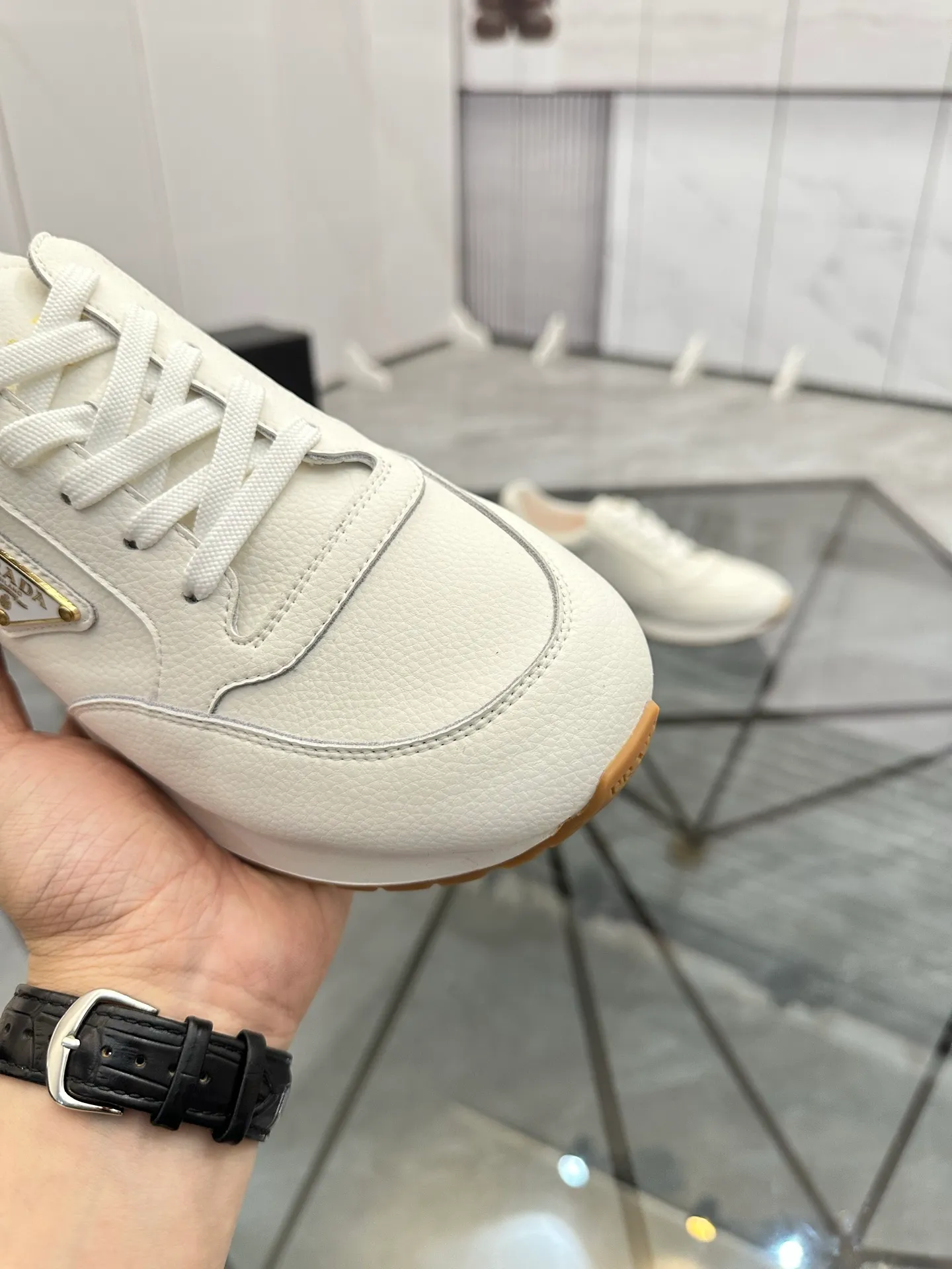 Men's shoes: 💰P420¥ Product trademark: Prada *"Prada*" low-top casual shoes Regular size: 38-44 (can be customized to 45) Product materials: imported cowhide upper, sheepskin lining, original outsole. Number: 020